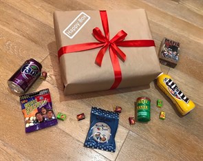 {{productViewItem.photos[photoViewList.activeNavIndex].Alt || productViewItem.photos[photoViewList.activeNavIndex].Description || 'Подарочный набор &quot;Happy Box&quot; MAXI со сладостями'}}